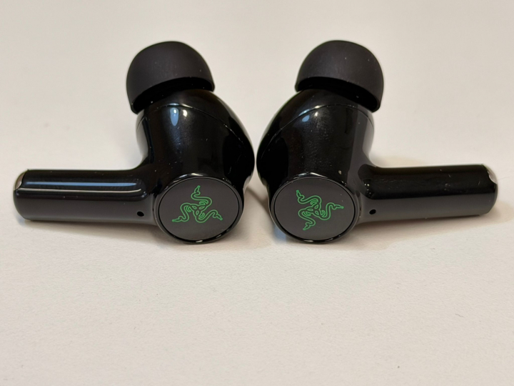 Los Razer Hammerhead V3 HyperSpeed, fuera de su estuche.