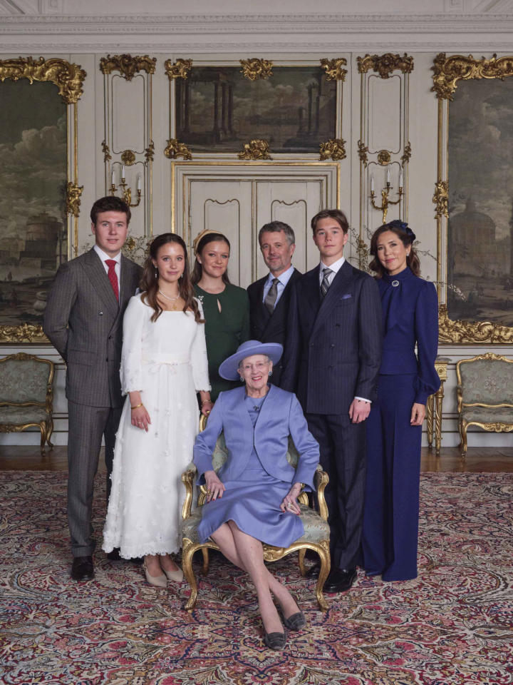 Vincent y Josephine de Dinamarca con sus padres, sus hermanos y su abuela Margarita de Dinamarca en su confirmación