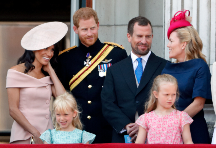 El príncipe Harry y Meghan Markle con Peter Phillips, sus hijas Savannah e Isla Phillips y su exmujer, Autumn Kelly, en Trooping the Colour 2018