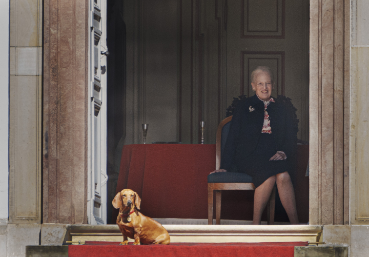 Margarita de Dinamarca sentada en una silla en el Palacio de Fredensborg con su perra Tilia en el día de su 84 cumpleaños