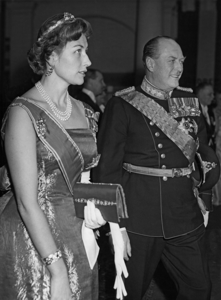 Olav V de Noruega con su hija Astrid de Noruega en la boda de Balduino y Fabiola de Bélgica en 1960