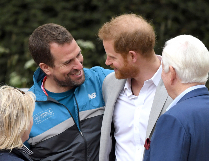 Peter Phillips y el príncipe Harry en un momento de complicidad en el Virgin London Marathon 2019