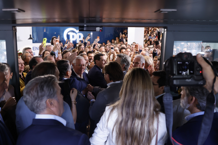 El presidente de la Junta de Andalucía, Juanma Moreno, a su llegada a Génova 13, tras el 17-M.