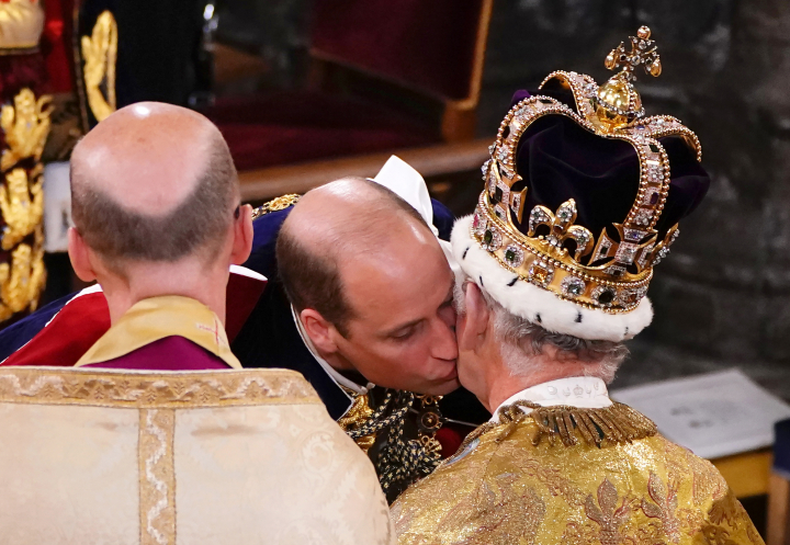 El príncipe Guillermo besa a su padre en la coronación de Carlos III