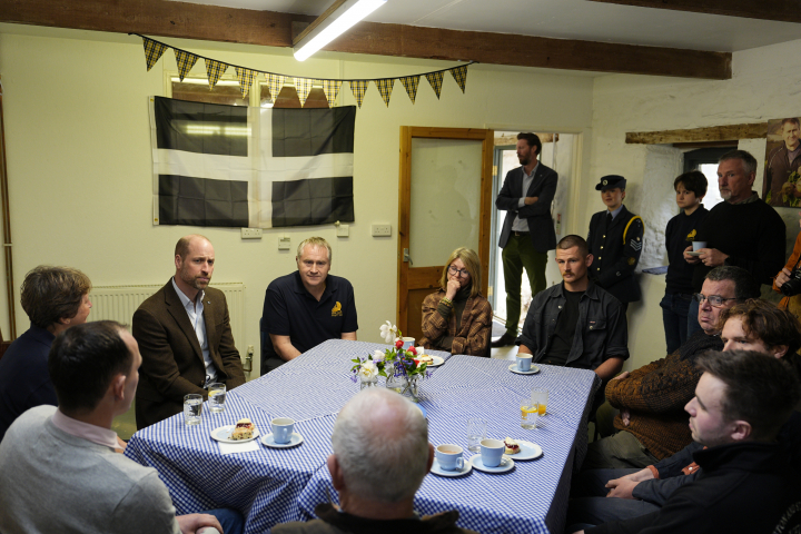 El príncipe Guillermo durante una reunión con miembros de la comunidad en el ducado de Cornualles
