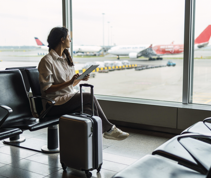 Imagen de archivo de una joven esperando en el aeropuerto.