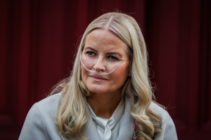 Mette-Marit de Noruega con un respirador en el Día Nacional de Noruega 2026