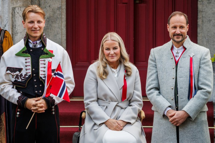 Mette-Marit de Noruega, sentada entre Haakon de Noruega y su hijo Sverre Magnus de Noruega en el Día Nacional 2026