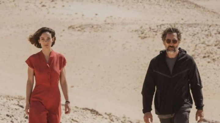 Vicky Luengo y Javier Bardem en 'El ser querido'.