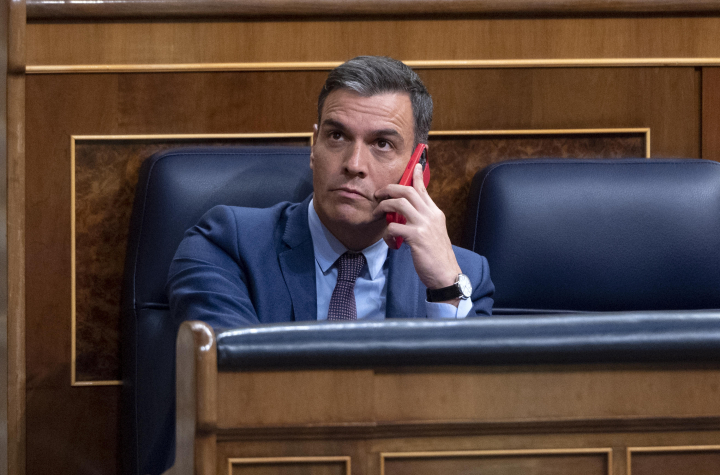 Pedro Sánchez hablando por teléfono.