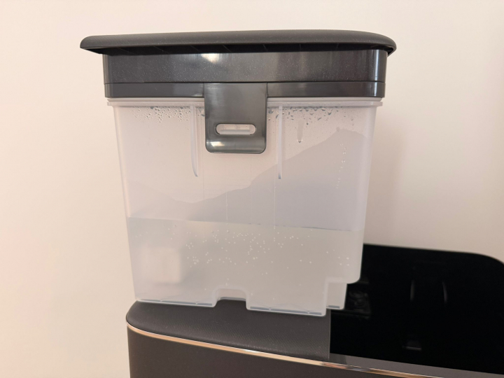 Depósito de agua limpia del Ecovacs Deebot T90 Pro Omni.
