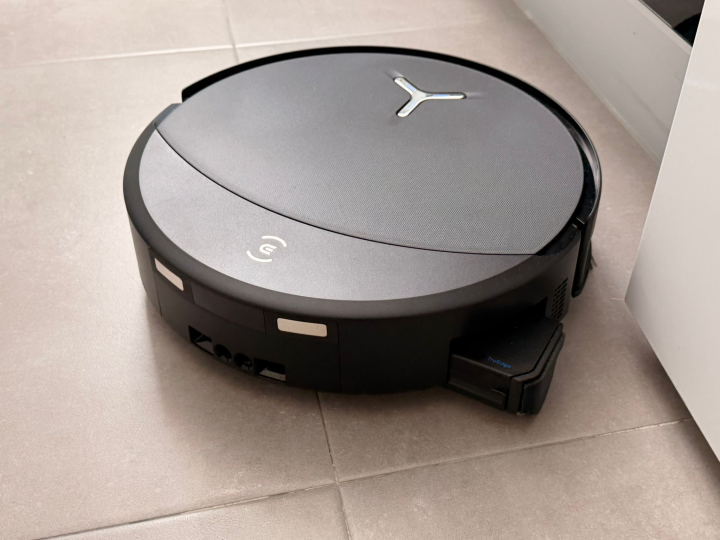 El nuevo robot aspirador Ecovacs Deebot T90 Pro Omni, en color negro.