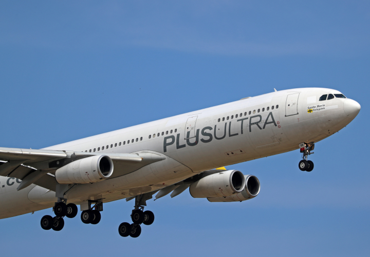 Un avión de la compañía Plus Ultra. -- (Photo by Urbanandsport/NurPhoto via Getty Images)
