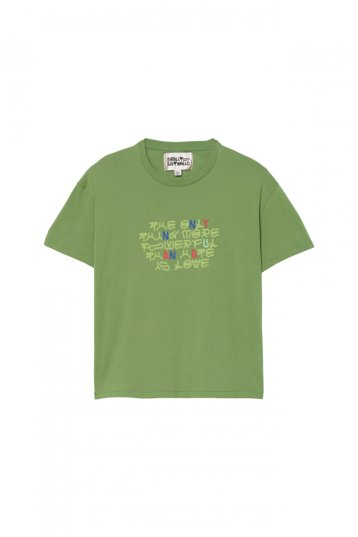 Camiseta con mensaje en color verde