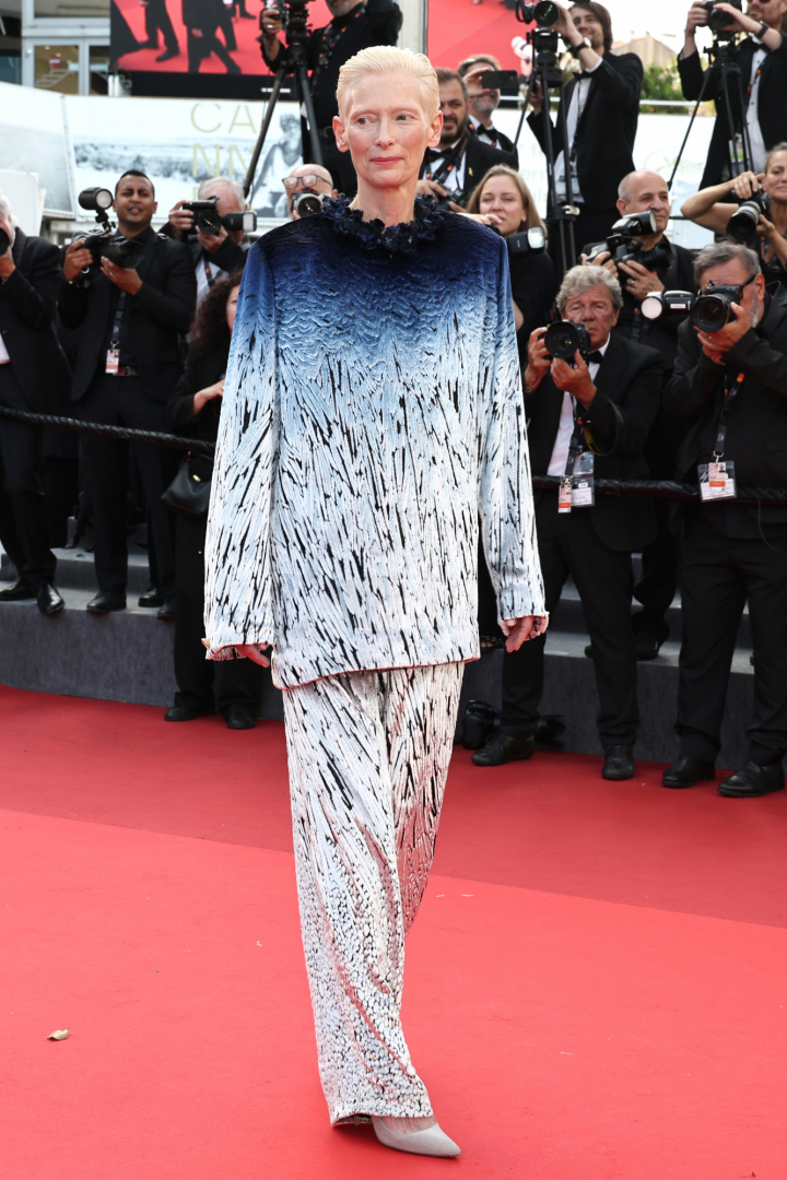 alt="alt="Tilda Swinton con un original traje en el estreno de 'La Bola Negra' en Cannes""