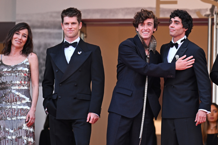 alt="alt="Lola Dueñas, Miguel Bernardeau, Guitarricadelafuente y Javier Ambrossi en el estreno de 'La Bola Negra' en el Festival de Cannes 2026""