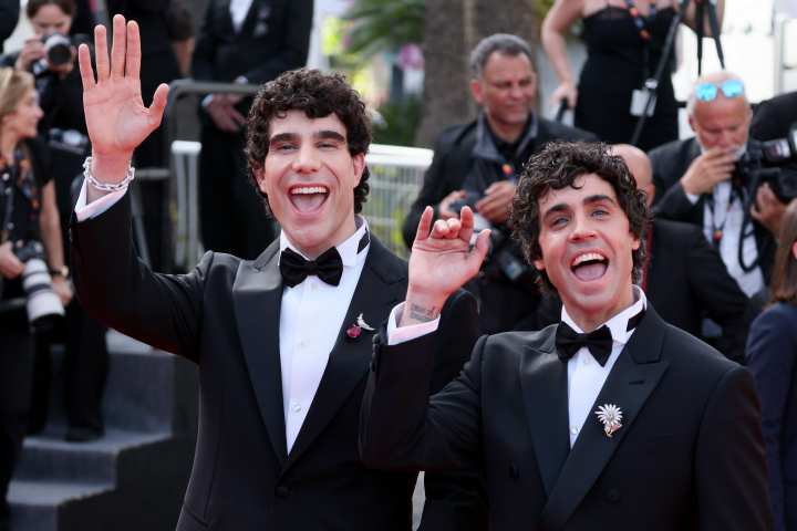 alt="alt="Javier Calvo y Javier Ambrossi saludando muy sonrientes en el estreno de 'La Bola Negra' en el Festival de Cannes 2026 y Ernesto Ruscio/Getty Images)""