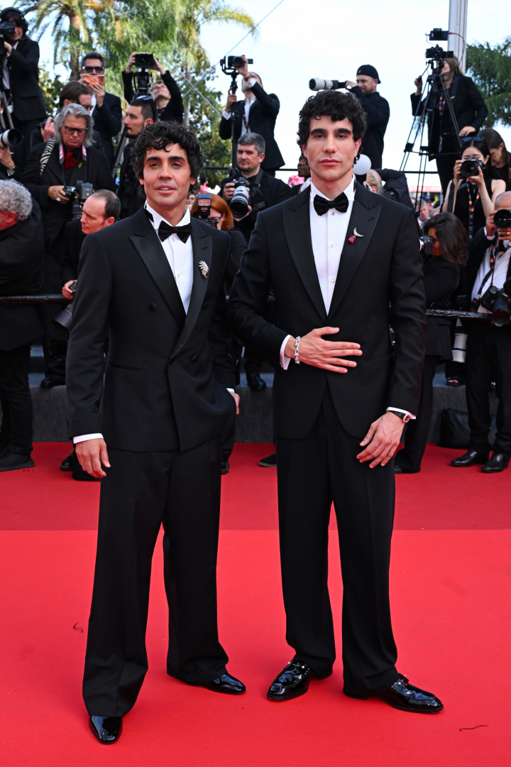 alt="alt="Javier Ambrossi y Javier Calvo con esmoquins de Emporio Armani en el estreno de 'La Bola Negra' en Cannes""