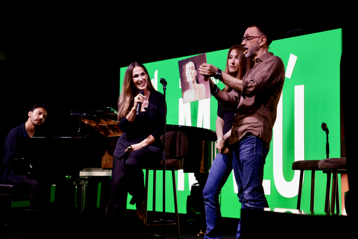 Malú junto a Rubén García al piano, y Jaime Moreno y Saray Esteso, presentadores de ‘Atrévete’.