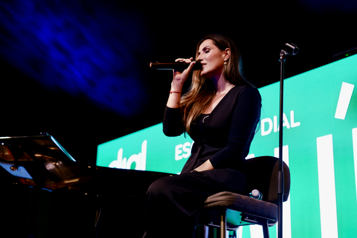 Malú sobre el escenario de la sala Galileo Galilei de Madrid en Escenario Dial.