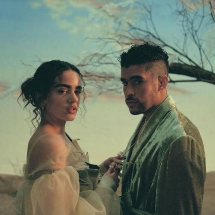 Rosalía y Bad Bunny en el videoclip de 'La noche de anoche'.
