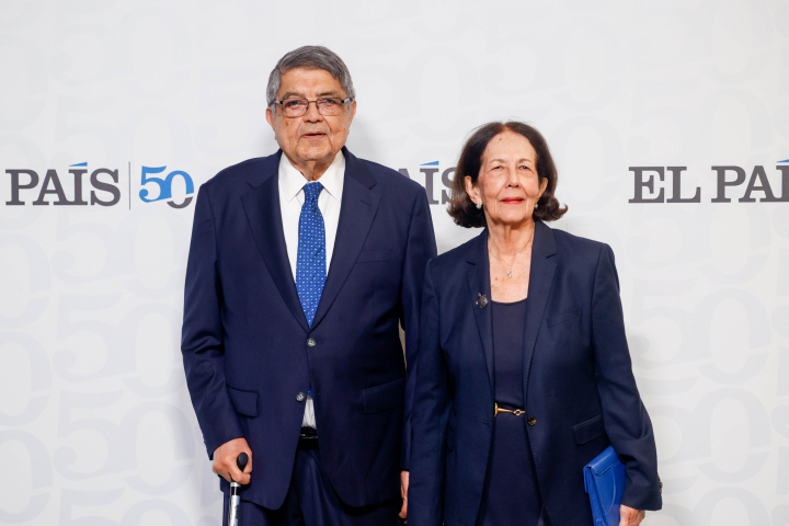 Sergio Ramírez y Gertrudis Guerrero Mayorga en el 50º aniversario de El País