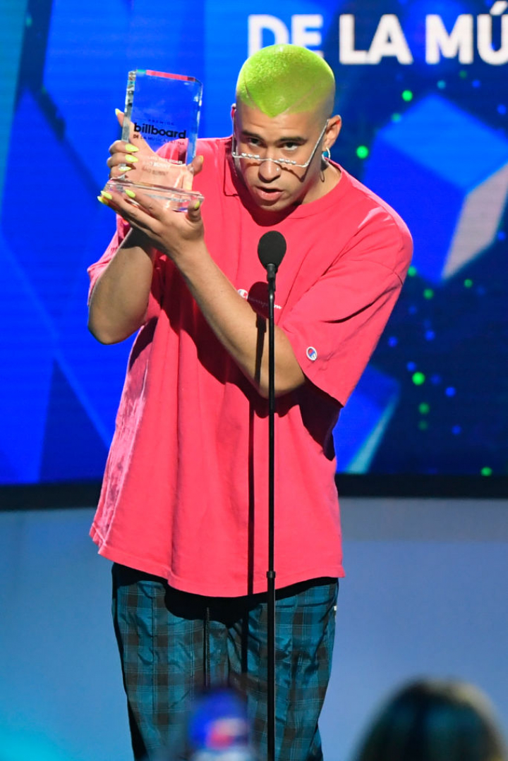 Bad Bunny en los premios Billboard en 2019 con manicura neón