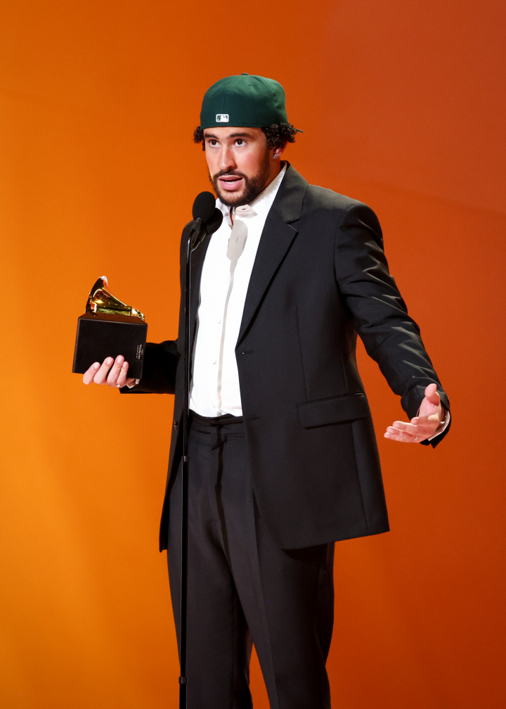 Bad Bunny, recogiendo su Grammy por 'Un verano sin ti'