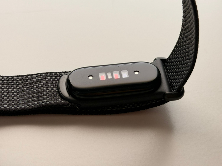 La parte inferior, con los sensores de la nueva Google FitBit Air.