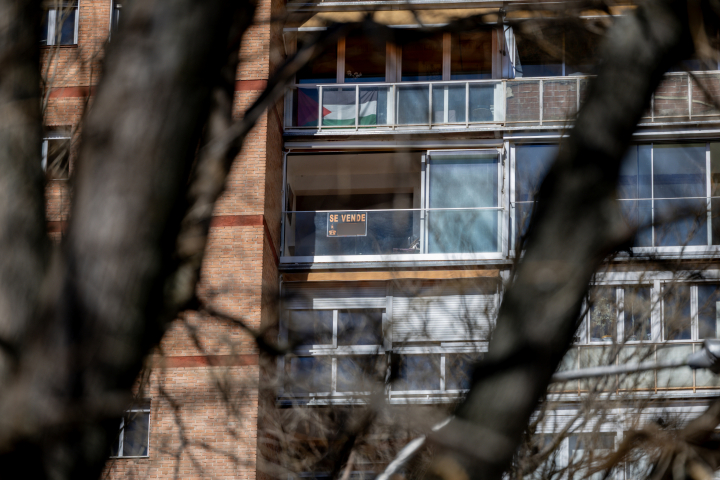 'SE VENDE' en una calle de Madrid.