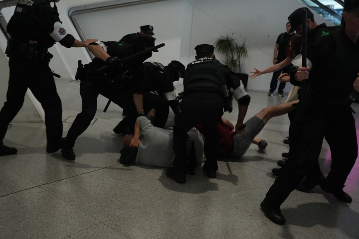Cargas policiales en el aeropueto de Bilbao este sábado a la llegada de los seis miembros vascos de la Flotilla Global Sumud.