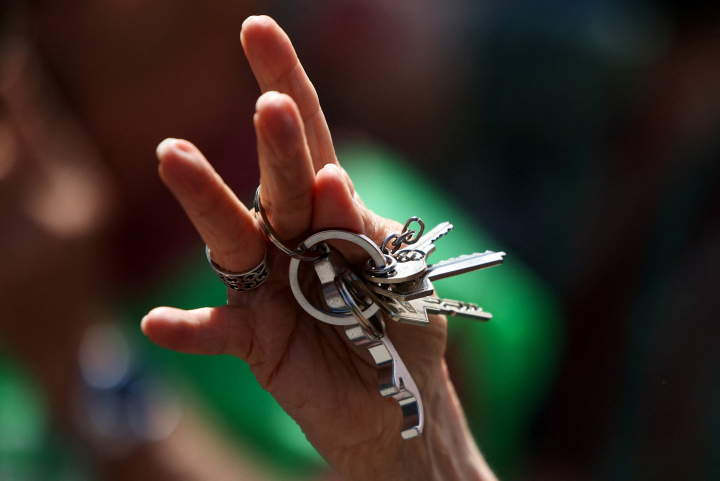 alt="alt="A person holds keys as demonstrators protest against the high cost of living, in Madrid, Spain, May 24, 2026. REUTERS/Kacper Pempel""