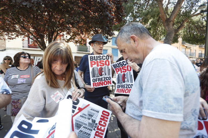 alt="alt="ZARAGOZA, 24/05/2026.- Manifestación convocada este domingo en Zaragoza para protestar por el encarecimiento de los alquileres y la dificultad de acceso a una vivienda en propiedad, en una marcha que da inicio a una "oleada de movilizaciones" en veinticuatro ciudades españolas en el mes de junio. EFE/ Javier Belver""