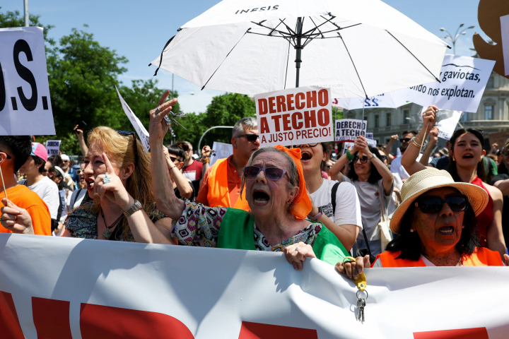 alt="alt="Demonstrators protest against the high cost of living, in Madrid, Spain, May 24, 2026. REUTERS/Kacper Pempel""