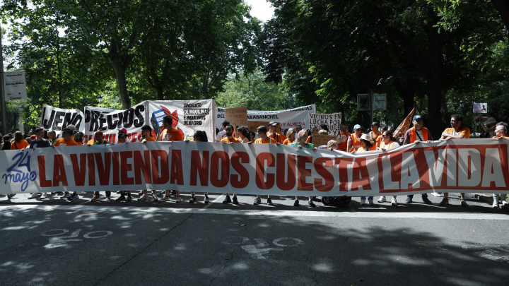 alt="alt="MADRID, 24/05/2026.- Miles de personas se manifiestan este domingo en Madrid para protestar por el encarecimiento de los alquileres y la dificultad de acceso a una vivienda en propiedad, en una marcha que da inicio a una "oleada de movilizaciones" en veinticuatro ciudades españolas en el mes de junio. EFE/ J.J. Guillén""