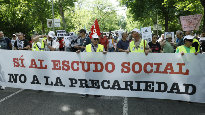 alt="alt="MADRID, 24/05/2026.- Miles de personas se manifiestan este domingo en Madrid para protestar por el encarecimiento de los alquileres y la dificultad de acceso a una vivienda en propiedad, en una marcha que da inicio a una "oleada de movilizaciones" en veinticuatro ciudades españolas en el mes de junio. EFE/ J.J. Guillén""