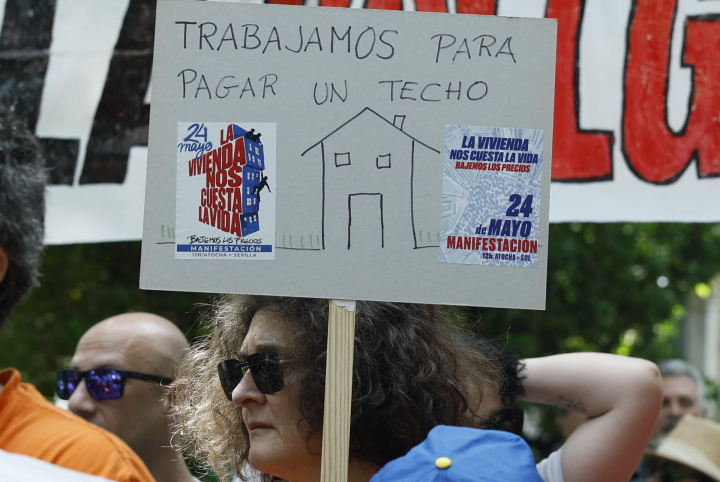 alt="alt="Pancarta en la manifestación de Madrid por la vivienda que denuncia que "trabajamos para pagar un techo".""