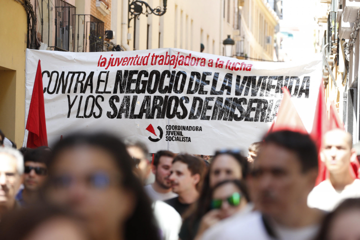alt="alt="Pancarta en manifestación por la crisis de vivienda en Zaragoza.""