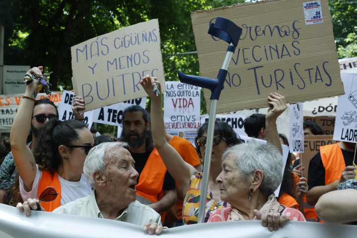 alt="alt="MADRID, 24/05/2026.- Miles de personas se manifiestan este domingo en Madrid para protestar por el encarecimiento de los alquileres y la dificultad de acceso a una vivienda en propiedad, en una marcha que da inicio a una "oleada de movilizaciones" en veinticuatro ciudades españolas en el mes de junio. EFE/ J.J. Guillén""