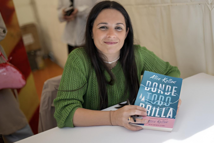 alt="alt="Un ejemplar de 'Donde todo brilla', de Alice Kellen""