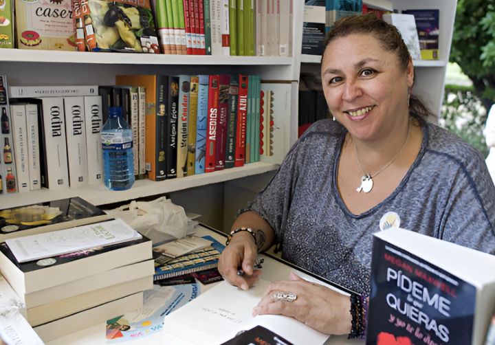 alt="alt="Un ejemplar de 'Pídeme lo que quieras', de Megan Maxwell""