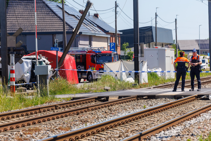 Dispositivo de emergencias y sanitario tras el choque de un minibús y un tren en la localidad flamenca de Buggenhout (Bélgica).