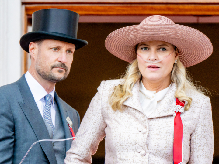 Haakon de Noruega y Mette-Marit de Noruega con un respirador en el balcón del palacio real de Oslo en el Día Nacional de Noruega 2026