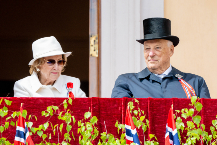 Harald y Sonia de Noruega en el balcón del palacio real de Oslo en el Día Nacional de Noruega 2026