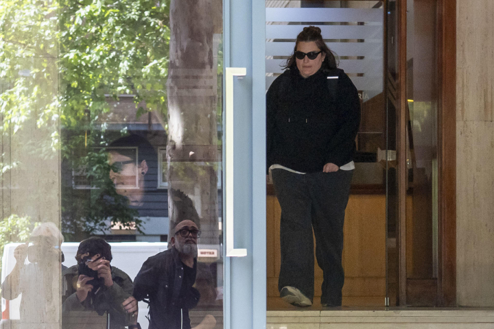 Una de las hijas del expresidente del Gobierno José Luis Rodríguez Zapatero a su salida de la sede de su empresa tras el registro