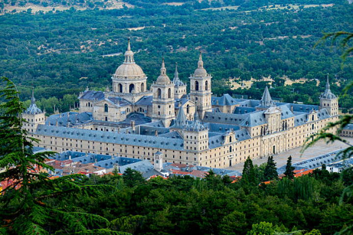 alt="alt="Climbed the mountain near the monastery to capture the environment surrounding the palace-monastery and show how big is. I choose a medium zoom lens. This site was also a royal palace in the sixteenth century""