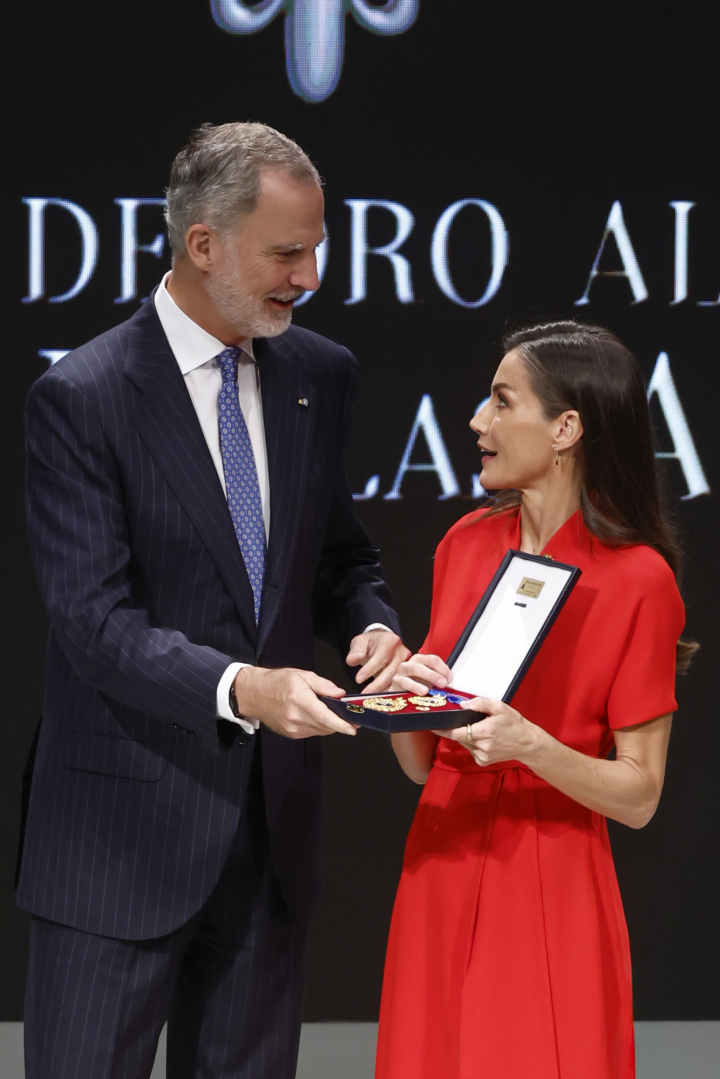 Felipe cediéndole la entrega de la medalla a Letizia