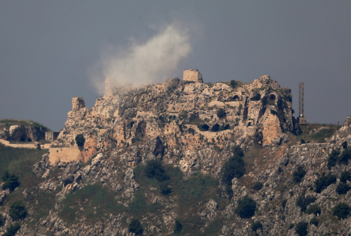 Israel bombardea el Castillo Beaufort, en Marjayoun (Líbano), en el marco de su invasión y ocupación del sur del país.