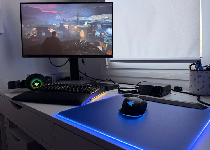 Configuración de los accesorios de Razer durante una misión del '007 First Light'.
