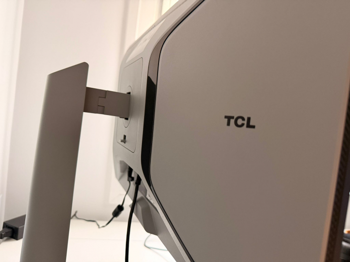 La parte trasera, con el logo de TCL, del monitor 25G64.